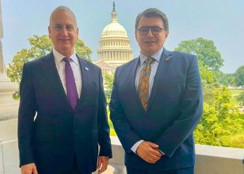 Congresista Mario Diaz-Balart (izquierda) y el embajador Hugo Beteta (derecha). / Foto: Minex.