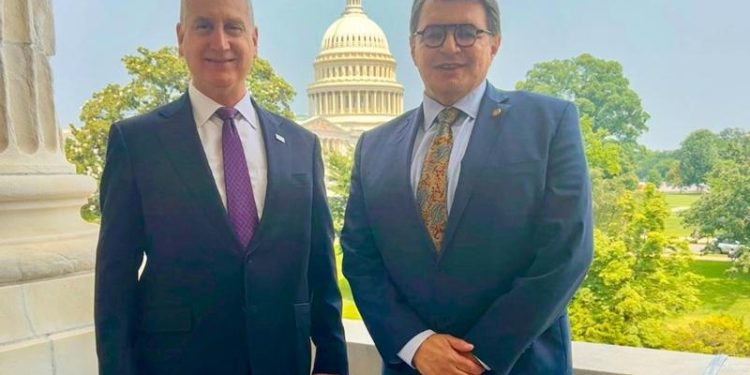 Congresista Mario Diaz-Balart (izquierda) y el embajador Hugo Beteta (derecha). / Foto: Minex.