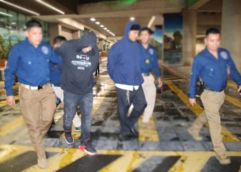 El Salvador entrega a integrante de Lev Tahor a Guatemala. / Foto: PNC.