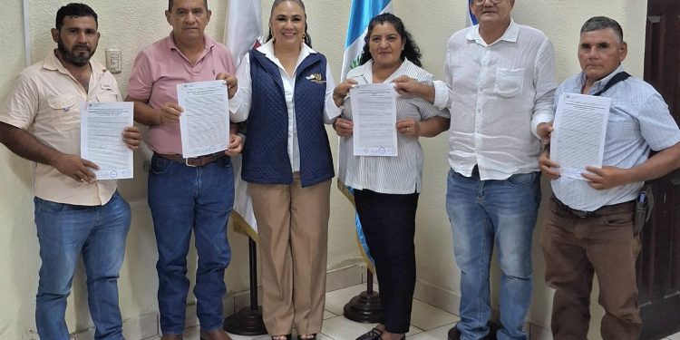 Suscriben convenio para el mejoramiento de camino rural en Pasaco, Jutiapa