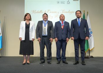 Vicepresidenta Karin Herrera y el presidente del Congreso, Nery Ramos, a los extremos y los distinguidos en el centro. / Foto: Vicepresidencia de la República.