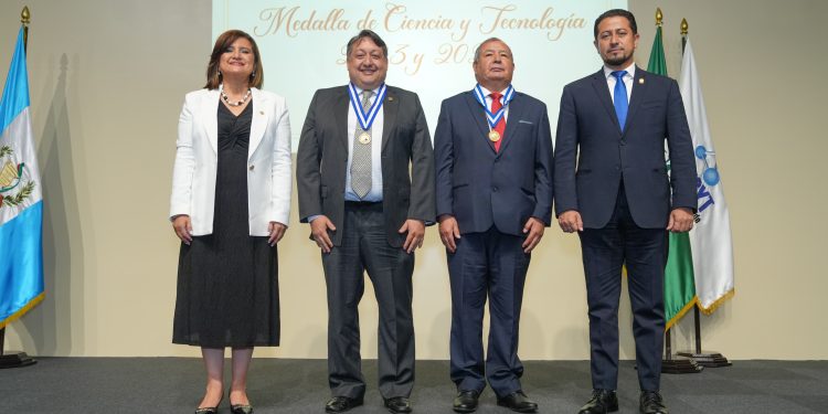 Vicepresidenta Karin Herrera y el presidente del Congreso, Nery Ramos, a los extremos y los distinguidos en el centro. / Foto: Vicepresidencia de la República.