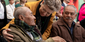 Primera dama con beneficiarios del centro de Mis Años Dorados de zona 1 recuperado a finales de 2024. / Foto: SOSEP.