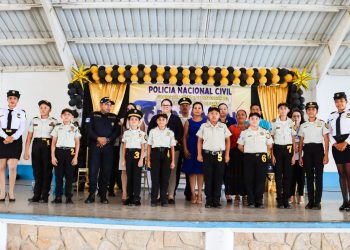 Con liderazgo infantil, se llevó a cabo el certamen Niño–Niña Comisario en Flores, Petén