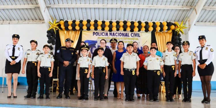 Con liderazgo infantil, se llevó a cabo el certamen Niño–Niña Comisario en Flores, Petén