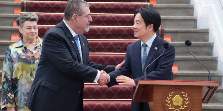 Presidente Arévalo junto al presidente de la República de China (Taiwán), Lai Ching-te. / Foto: Daniel Hernández.