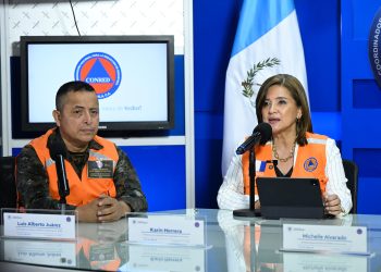 La presidenta en funciones, Karin Herrera mostró su respaldo a las acciones de prevención ante la emergencia del volcán de Fuego. (Foto: Byron de la Cruz)