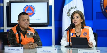 La presidenta en funciones, Karin Herrera mostró su respaldo a las acciones de prevención ante la emergencia del volcán de Fuego. (Foto: Byron de la Cruz)