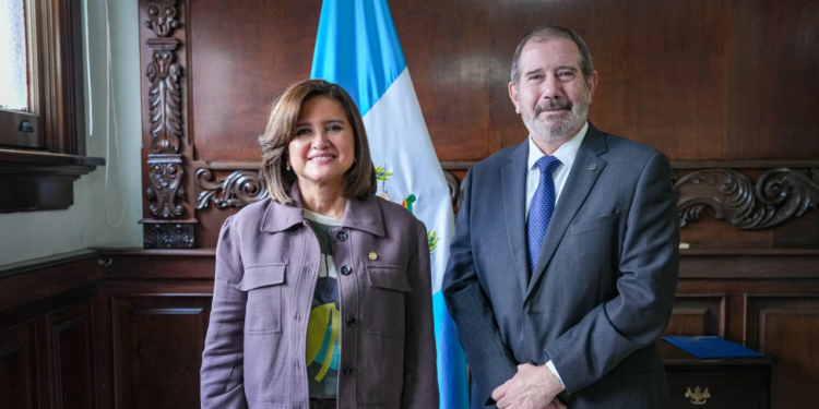 Presidenta en funciones Karin Herrera junto al nuevo director del PMA. / Foto: Vicepresidencia de la República.