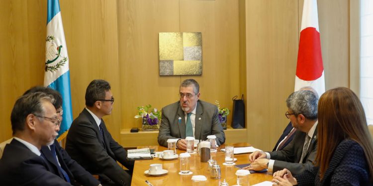 Presidente Arévalo en su reunión con el presidente del Grupo Yazaki. / Foto: Gobierno de Guatemala.