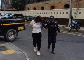 En el ingreso al Centro Preventivo para Hombres de la zona 18, agentes de la comisaría 12 aprehendieron a Esther N. / Foto: PNC