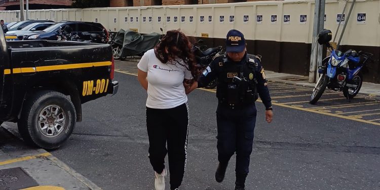 En el ingreso al Centro Preventivo para Hombres de la zona 18, agentes de la comisaría 12 aprehendieron a Esther N. / Foto: PNC