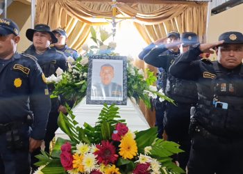 Rinden homenaje a agente de PNC fallecido en cumplimiento del deber en Zacapa
