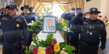 Rinden homenaje a agente de PNC fallecido en cumplimiento del deber en Zacapa