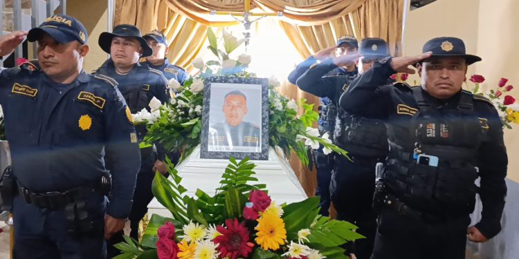 Rinden homenaje a agente de PNC fallecido en cumplimiento del deber en Zacapa