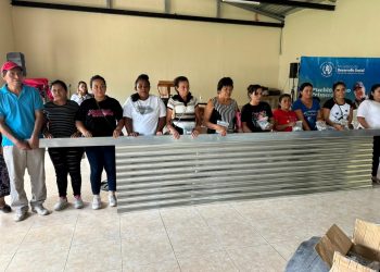 Entregan kit de techo a familias vulnerables en Estanzuela, Zacapa