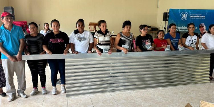 Entregan kit de techo a familias vulnerables en Estanzuela, Zacapa
