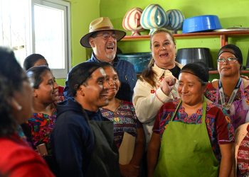 El presidente Bernardo Arévalo y la ministra de Educación Anabella Giracca comparten con maestros y miembros de la OPF en escuela de San José Poaquil, Chimaltenango.