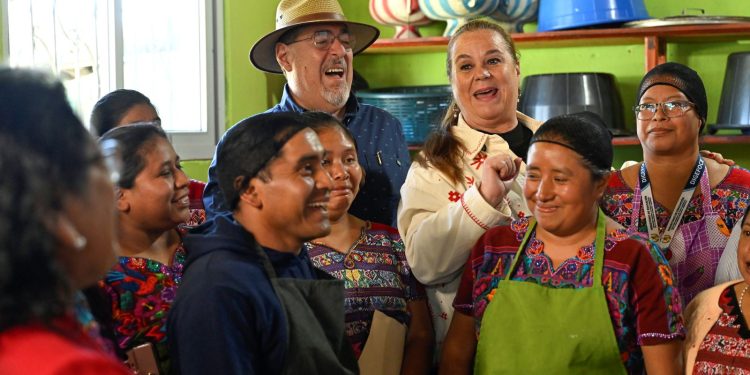 El presidente Bernardo Arévalo y la ministra de Educación Anabella Giracca comparten con maestros y miembros de la OPF en escuela de San José Poaquil, Chimaltenango.