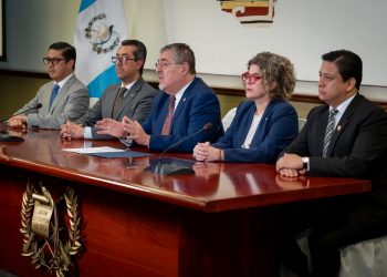 El presidente Bernardo Arévalo, junto algunos de sus ministros, durante el anuncio sobre la próxima presentación en el Congreso de la ley contra el lavado de activos.