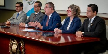 El presidente Bernardo Arévalo, junto algunos de sus ministros, durante el anuncio sobre la próxima presentación en el Congreso de la ley contra el lavado de activos.