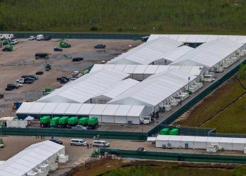 El gobierno de Trump inauguró recientemente el megacentro de detención de migrantes Alligator Alcatraz, en Florida.