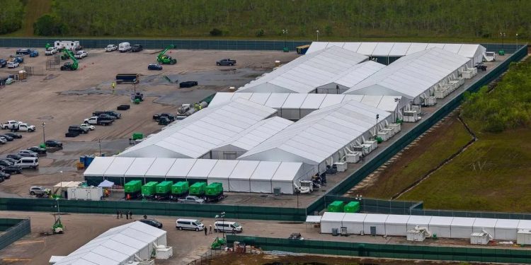 El gobierno de Trump inauguró recientemente el megacentro de detención de migrantes Alligator Alcatraz, en Florida.