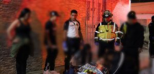Socorristas cubren el cuerpo de una de las personas fallecidas en ataque en velatorio de pandillero.