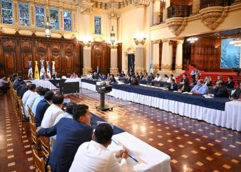 El presidente Bernardo Arévalo, durante su reunión con alcaldes de la Región III del país, para agilizar la ejecución de obras de desarrollo.