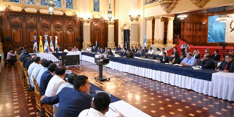 El presidente Bernardo Arévalo, durante su reunión con alcaldes de la Región III del país, para agilizar la ejecución de obras de desarrollo.