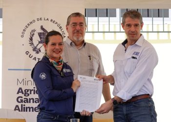 La ministra de Agricultura, María Fernanda Rivera, firma convenio de cooperación con el representante de IICA, Federico Villareal, junto al presidente Bernardo Arévalo.