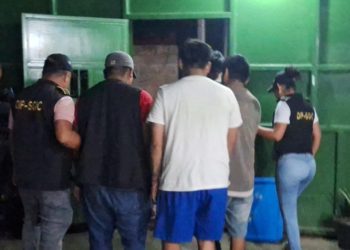 Investigadores de la PNC conducen a los capturados por ataque en velatorio en Retalhuleu.