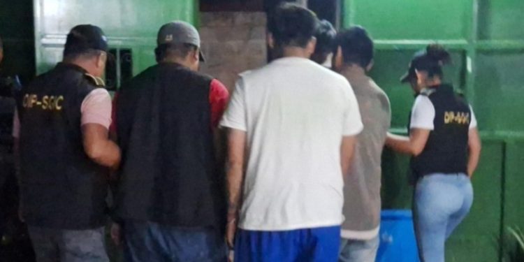 Investigadores de la PNC conducen a los capturados por ataque en velatorio en Retalhuleu.