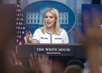 La vocera de la Casa Blanca, Karoline Leavitt, informó que el presidente Donald Trump padece de insuficiencia venosa, pero que goza de buena salud.