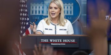 La vocera de la Casa Blanca, Karoline Leavitt, informó que el presidente Donald Trump padece de insuficiencia venosa, pero que goza de buena salud.