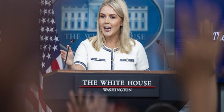 La vocera de la Casa Blanca, Karoline Leavitt, informó que el presidente Donald Trump padece de insuficiencia venosa, pero que goza de buena salud.