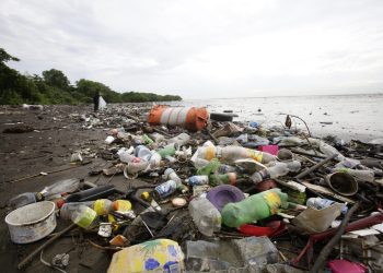 Cientos de miles de envases de plástico contaminan las costas del Pacífico de Centroamérica.