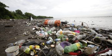 Cientos de miles de envases de plástico contaminan las costas del Pacífico de Centroamérica.