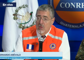 Presidente asiste a conferencia de prensa desde Conred tras sismos./Foto: Conred.