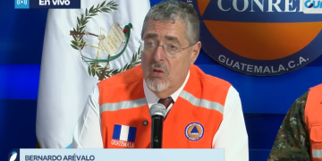 Presidente asiste a conferencia de prensa desde Conred tras sismos./Foto: Conred.