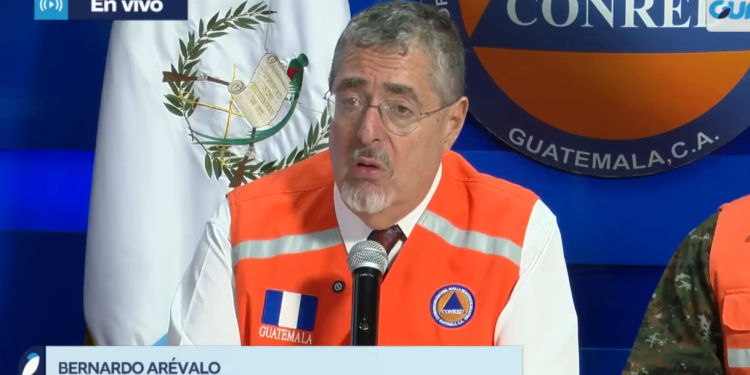 Presidente asiste a conferencia de prensa desde Conred tras sismos./Foto: Conred.