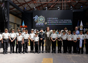 Vicepresidenta Karin Herrera participó en la elección de niño director general de la PNC. (Foto: Alex Jacinto)