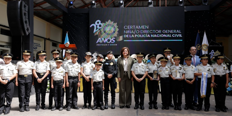 Vicepresidenta Karin Herrera participó en la elección de niño director general de la PNC. (Foto: Alex Jacinto)