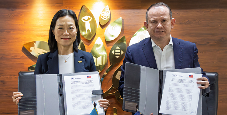 El Ministerio de Desarrollo Social firmó con la Embajada de China (Taiwán) la intención de donación de vehículos. (Foto: Mides)