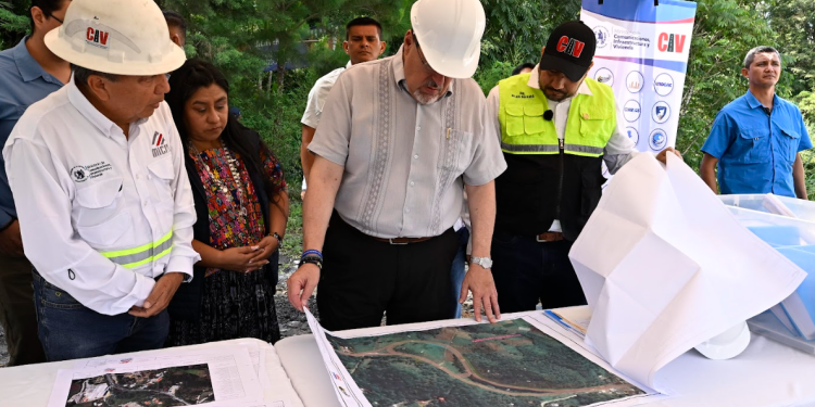 Presidente supervisó el diseño y ejecución de la ampliación de la CA-14 en Santa Cruz Verapaz./Foto: Álvaro Interiano.