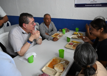 Presidente supervisa comedor social en San Jerónimo, Baja Verapaz. (Foto: Byron de la Cruz)