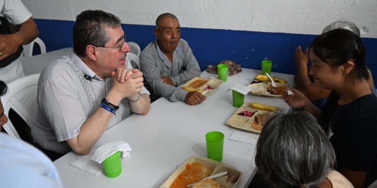 Presidente supervisa comedor social en San Jerónimo, Baja Verapaz. (Foto: Byron de la Cruz)