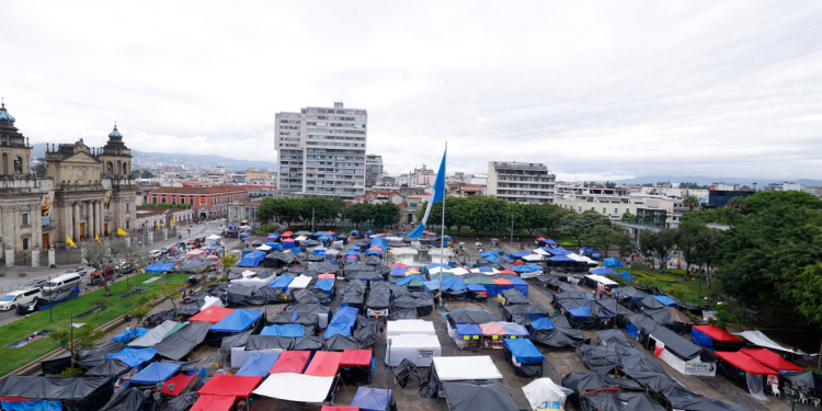 Grupo de maestros del STEG que acampan en alrededores del Palacio Nacional de la Cultura. / Foto: Gilber Gracia.