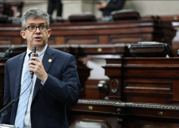 Ministro de Salud, Joaquín Barnoya, siendo interpelado. / Foto: Congreso de la República.