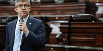 Ministro de Salud, Joaquín Barnoya, siendo interpelado. / Foto: Congreso de la República.